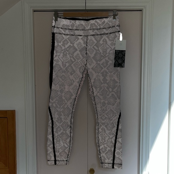 NWT lululemon pace tight lights out - size 6 - reflective reptile - Picture 7 of 7